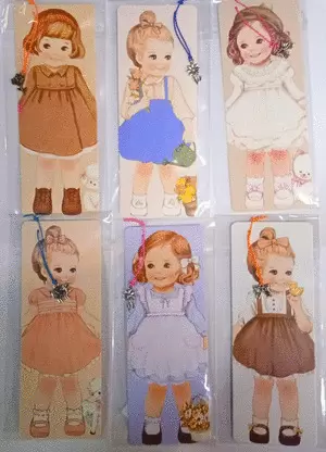 TARJETA SEPARADOR CON DIJE MUÑECAS (VARIOS MOTIVOS)