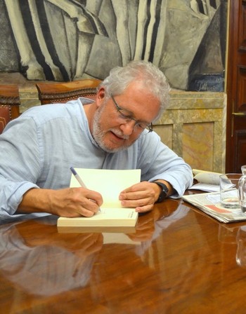 3:00 p.m. HÉCTOR ABAD FACIOLINCE Firma de libros