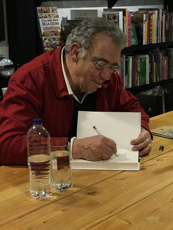 5:00 p.m. DARÍO JARAMILLO AGUDELO Firma de libros 